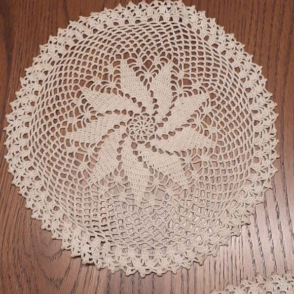 4 pc bundle vtg. Ecru Crocheted pinwheel design 9-10" doilies. - Picture 4 of 9